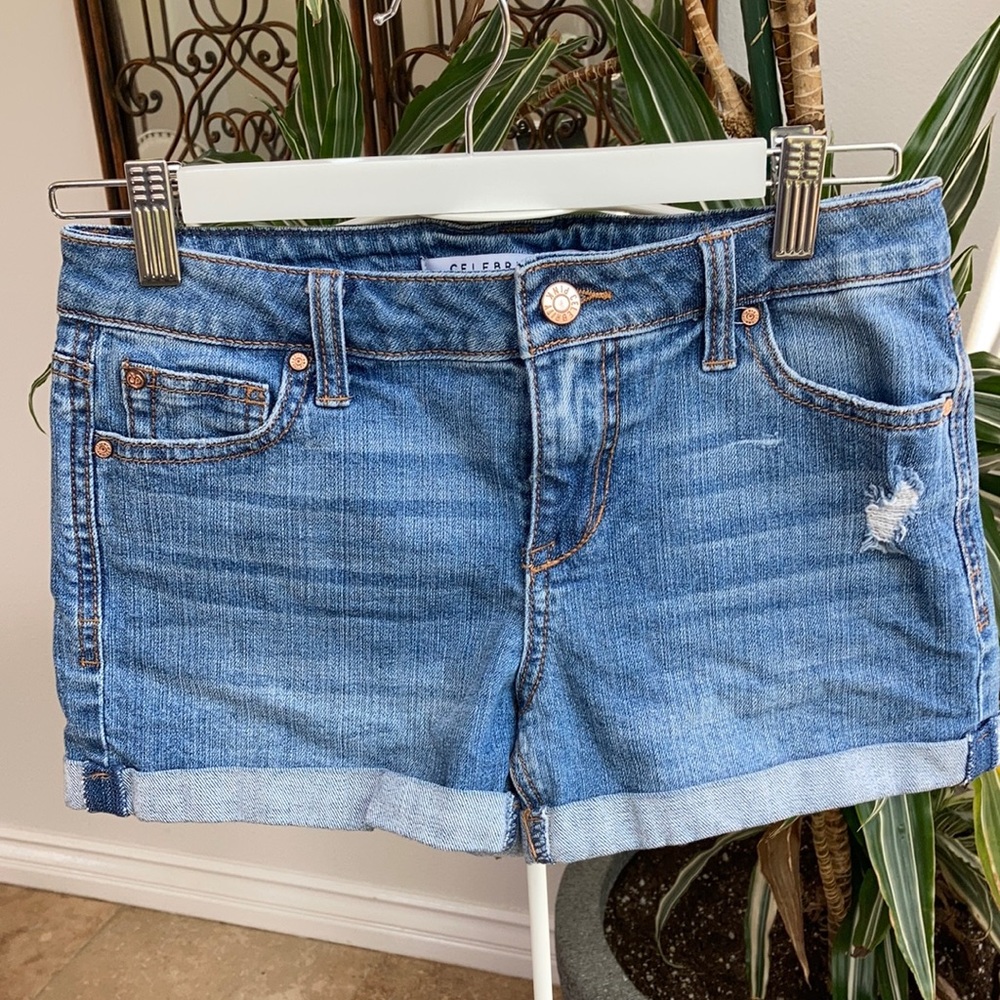 CELEBRITY PINK light wash denim shorts size 3/26